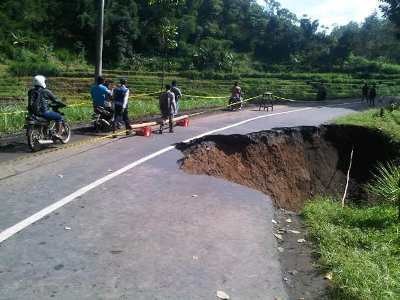 Pemprov Jatim Diharapkan Segera Perbaiki Jalan Amblas di Pujon