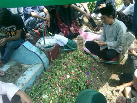Isak Tangis Iringi Pemakaman Rizal Korban Awan Panas Sinabung