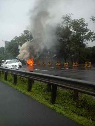 Mobil Nissan Serena Terbakar di Tol Jagorawi