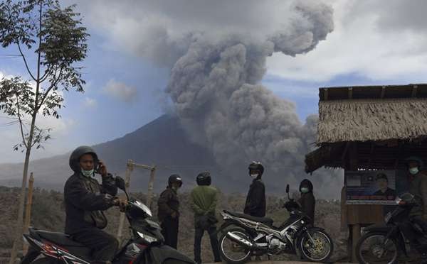 Sinabung Terus Erupsi, Petang Ini Pencarian Korban Dihentikan Sementara
