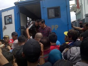 Tinjau Kampung Deret di Jakarta Utara, Jokowi Bagi-bagi Sembako