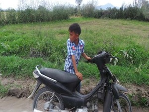Di Tengah Erupsi, Kakak-Beradik Ini Sempat-sempatnya Mengecek Ladang