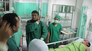 Gubernur Sumut Jenguk Korban Awan Panas Sinabung