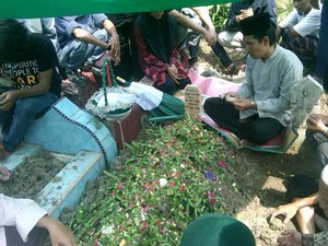 Isak Tangis Iringi Pemakaman Rizal Korban Awan Panas Sinabung