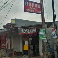 Penjual BBM bersubsidi di pinggir jalan, di Jalan Pasar Kemis, Tangerang. (Foto: Fantasia).