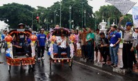 Dua buah becak listrik yang diluncurkan diujicobakan dengan berkeliling kota sejauh 8 kilometer.