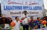 Hanafi Rais sebagai ketua Hanafi Rais Center bersama mantan walikota Yogyakarta yang juga Ketua PMI DIY, Herry Zudianto dan pembuat becak listrik Winawan atau Wiwin meluncurkan becak listrik di titik nol kilometer.