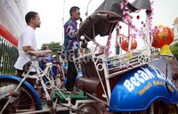 Becak bertenaga listrik tersebut mampu berjalan 60 kilometer itu adalah becak yang ramah lingkungan di bandingkan becak motor.