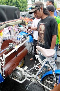 Dua buah becak listrik yang diluncurkan itu merupakan kreasi warga Yogyakarta, Winawan atau Wiwin dengan memodifikasi becak model lama yang masih digenjot.