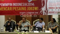 Heri Budianto Direktur Eksekutif Polcomm Institute Priyo Budi Santoso Wakil Ketua DPR RI, Ali Masykur Musa Peserta Konvensi Partai Demokrat, Eva Kusuma Sundari Anggota DPR RI Fraksi Partai PDI Perjuangan menjadi pembicara dalam diskusi Mencari Pesaing Jokowi.     