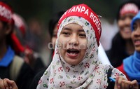 Untuk meningkatkan perlindungan masyarakat Indonesia, pemerintah mengeluarkan Permenkes No 28 Tahun 2013 yang mewajibkan perusahaan rokok mencantumkan salah satu dari lima gambar bahaya merokok dalam bungkus rokok.
