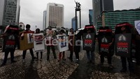 Komunitas Pengendalian Tembakau menggelar kampanye bahaya rokok pagi ini di kawasan Bundaran HI. Dalam kampanye yang diikuti sekitar 30 orang itu, diawali dengan senam aerobik bersama warga selama 20 menit.