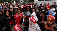 Beberapa orang mengenakan kostum hitam dan baju kotak bertuliskan 'Sudah Waktunya Indonesia Melek Bahaya Rokok'. Sosialisasi ini akan diawali tour ikon pengingat keliling DKI Jakarta, Bandung, Yogyakarta, dan Bali mulai hari ini.