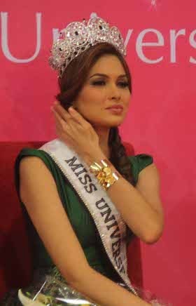 Miss Universe 2013, Gabriela Isler Senang Bisa Belajar Buat Bakpia