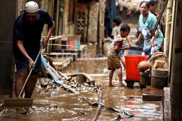 Empat Tip Kritis untuk Membersihkan Setelah Banjir Menyerang