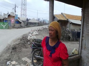 Tak Tahu Awan Panas, Ibu Nuraeni Asyik Perbaiki Rumahnya di Tengah Erupsi