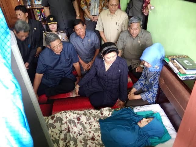 Penuh Haru! Presiden SBY Datang ke Rumah Pejuang Pendidikan Een Sukaesih