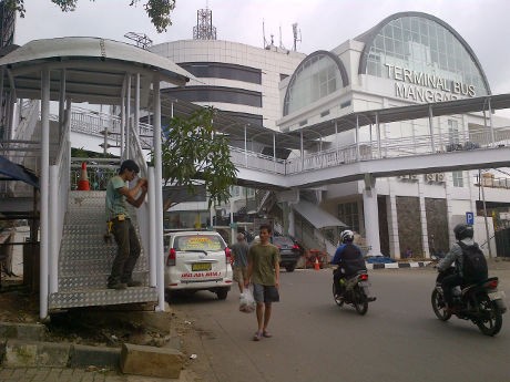 Keren! Jokowi Pasang Eskalator di Terminal Bus Manggarai