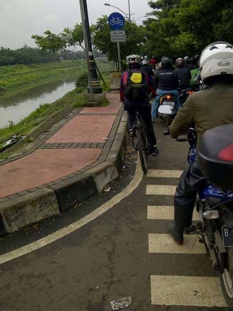 Pengendara Sepeda Terjepit Motor di Jalur Sepeda Kanal Banjir Timur