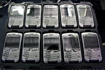 Sekumpulan BlackBerry Curve dipajang di pabrik RIM di Waterloo, Kanada pada tahun 2007.