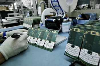 Suasana perakitan handset BlackBerry di pabrik Waterloo.