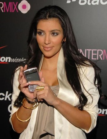 Selebritis Kim Kardhasian memegang Blackberry 8330 Pink Curve di Los Angeles pada tahun 2008.