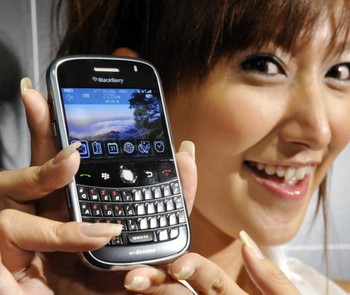 Seorang model memperkenalkan BlackBerry Bold di Tokyo tahun 2008. Kala itu, peminat BlackBerry di Jepang lumayan banyak.
