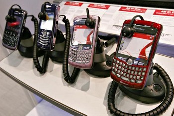 Beberapa model BlackBerry tahun 2009 yang dijual di toko ponsel.