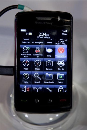 Blackberry Storm ditujukan untuk menyaingi iPhone, meski akhirnya gagal di pasaran.