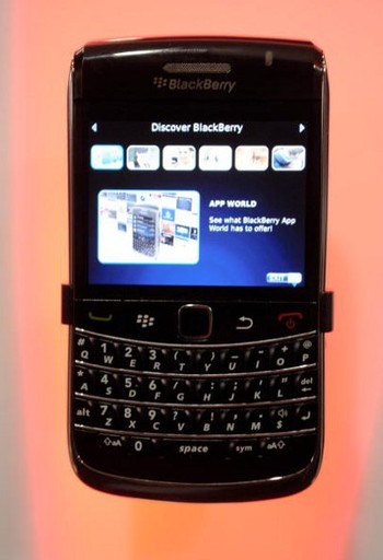 Ini adalah model baru BlackBery Bold yang diperkenalkan tahun 2010 dan mencetak sukses besar.