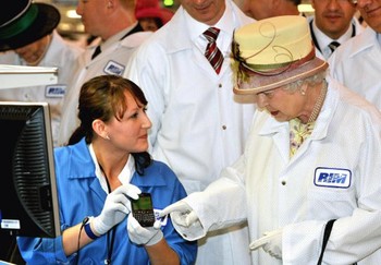 Ratu Elizabeth meninjau pabrik BlackBerry pada Juli 2010. Meski persaingan makin hebat, kala itu BlackBerry masih berkuasa di industri smartphone.