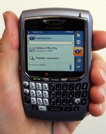 Blackberry 8700 dipamerkan dengan beberapa aplikasinya, seperti portal Yahoo di Januari 2007.
