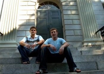 Mark Zuckerberg dan salah satu pendiri Facebook lainnya, Dustin Moskovitz, bersantai di Universitas Harvard pada tahun 2004. Mereka sedang merintis Facebook. (kredit foto: getty images)