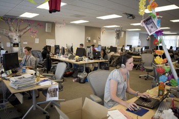 Suasana kantor pusat Facebook di Palo Alto pada tahun 2009. Facebook terkenal akan suasana kerjanya yang serius tapi santai. (kredit foto: getty images)