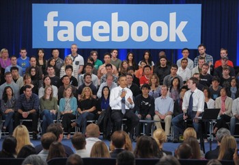 Presiden AS, Barack Obama, ketika berkunjung ke kantor Facebook pada tahun 2011. (kredit foto: getty images)