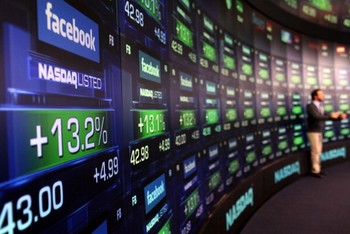 Pada Mei 2012, Facebook resmi menjual saham di lantai bursa. Menandakan perusahaan ini terus meraksasa. (kredit foto: getty images)