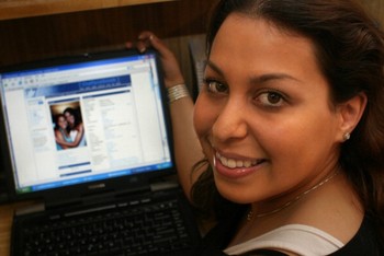 Seorang mahasiswi membuka thefacebook.com yang menjadi cikal bakal Facebook. (kredit foto: getty images)