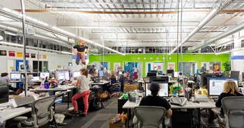 Dengan jumlah karyawan yang makin banyak, Facebook pindah kantor ke Menlo Park, tidak jauh dari kantor lamanya. (kredit foto: officesnapshot)