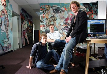 Mark Zuckerberg, Dustin Moskovitz dan Sean Parker, tiga sosok pendiri Facebook, berpose di kantor Facebook yang berlokasi di Palo Alto, California pada Mei 2005. (kredit foto: dailymail)