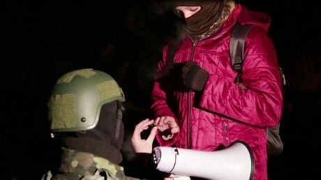 Demonstran Ukraina Lamar Kekasihnya di Tengah Unjuk Rasa