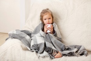 Saat Musim Hujan Berikan Smoothie untuk Atasi Gejala Flu Anak
