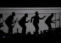 Lewat single 'Runaway' Bruno Mars membuat para penonton berlomat bersama. REUTERS/Carlo Allegri.