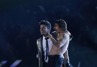 Anthony Kiedis bergabung bersama Bruno Mars di atas panggung. REUTERS/Carlo Allegri.