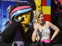 Elizabeth Banks berfoto bersama salah satu karakter lego. REUTERS/Phil McCarten.