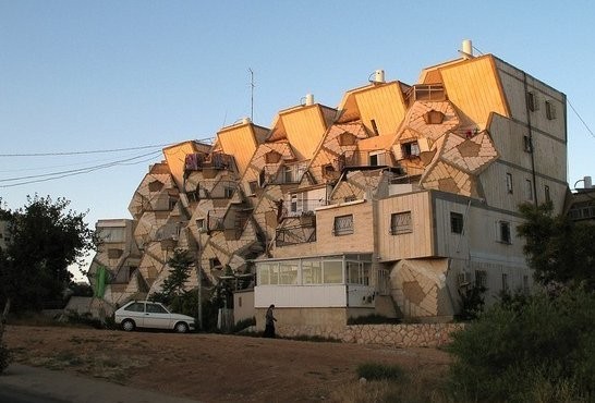 Unik! 720 Rumah Bertumpuk Jadi Sarang Lebah Raksasa