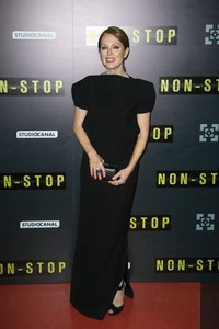 3. Julianne More tampil cantik dalam balutan gaun hitam panjang keluaran Balenciaga. Potongan yang tegas namun minimalis di bagian atas gaun membuatnya tak perlu repot menambahkan aksesori lagi. Cukup box clutch hitam dan beberapa cincin statement untuk melengkapi penampilan gaun.