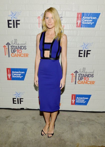 5. Gwyneth Paltrow membuktikan dirinya adalah selebriti yang peduli kanker dengan menghadiri Hollywood Stands Up to Cancer beberapa hari lalu. Gwyneth tampil stand-out dalam balutan gaun pas badan David Koma. Hanya saja, riasan makeup sepertinya kurang maksimal malam itu. Meskipun ingin tampil natural, namun tak ada salahnya menambahkan blush on dan lipstik agar terkesan cerah alami.