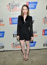 6. Di acara peduli kanker yang sama, Lily Collins memilih setelan jas dan short pants hitam dari material lace, rancangan Emilio Pucci. Detail sequin di bagian kerah membuatnya jadi lebih edgy. Sepasang strappy sandal hitam, dan pulasan lipstik merah menyempurnakan penampilan model satu ini.