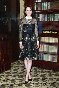 7. Michelle Dockery tampil feminin dalam balutan gaun floral dari Erdem. Panel transparan serta kerah dan cuff berwarna kontras membuat Michelle terlihat anggun ala ladylike.