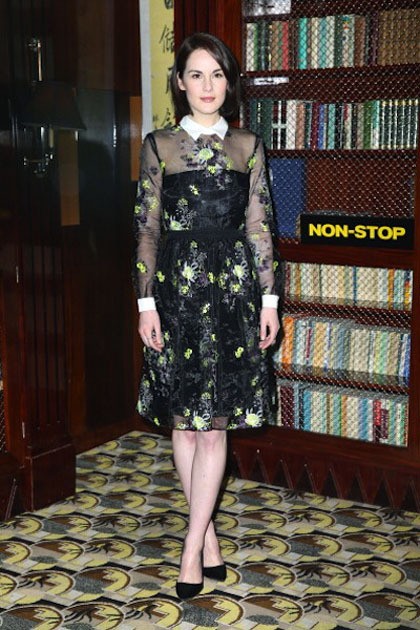7. Michelle Dockery tampil feminin dalam balutan gaun floral dari Erdem. Panel transparan serta kerah dan cuff berwarna kontras membuat Michelle terlihat anggun ala ladylike.